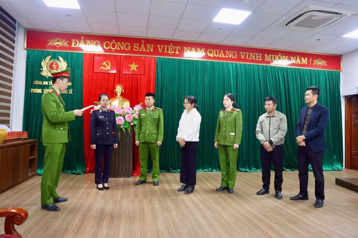 Cơ quan Cảnh sát điều tra đọc Lệnh bắt bị can để tạm giam với Nguyễn Thị Phương (áo trắng)