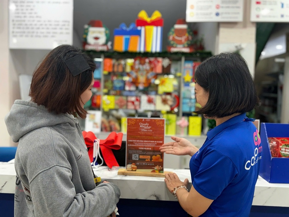 Nhân viên Co.opmart tư vấn thông tin về chương trình cho khách hàng