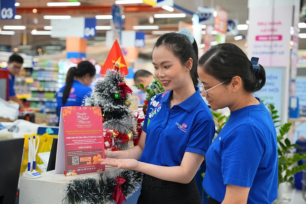 Nhân viên tư vấn thông tin về chương trình đến khách hàng