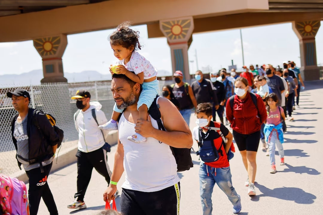 Người nhập cư di chuyển ở biên giới Mỹ - Mexico. (Ảnh: Reuters)