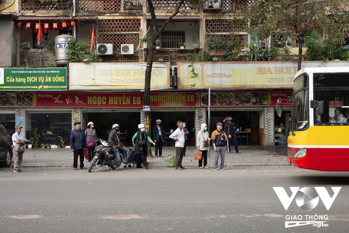 Nhu cầu đi lại bằng phương tiện giao thông công cộng trên thực tế là rất lớn, tuy nhiên vấn đề cốt lõi của giao thông Hà Nội đã được nhắc tới rất nhiều năm nay, đó là hạ tầng không đáp ứng nổi khiến nhiều người cảm thấy ngại ngùng khi muốn sử dụng dịch vụ này...