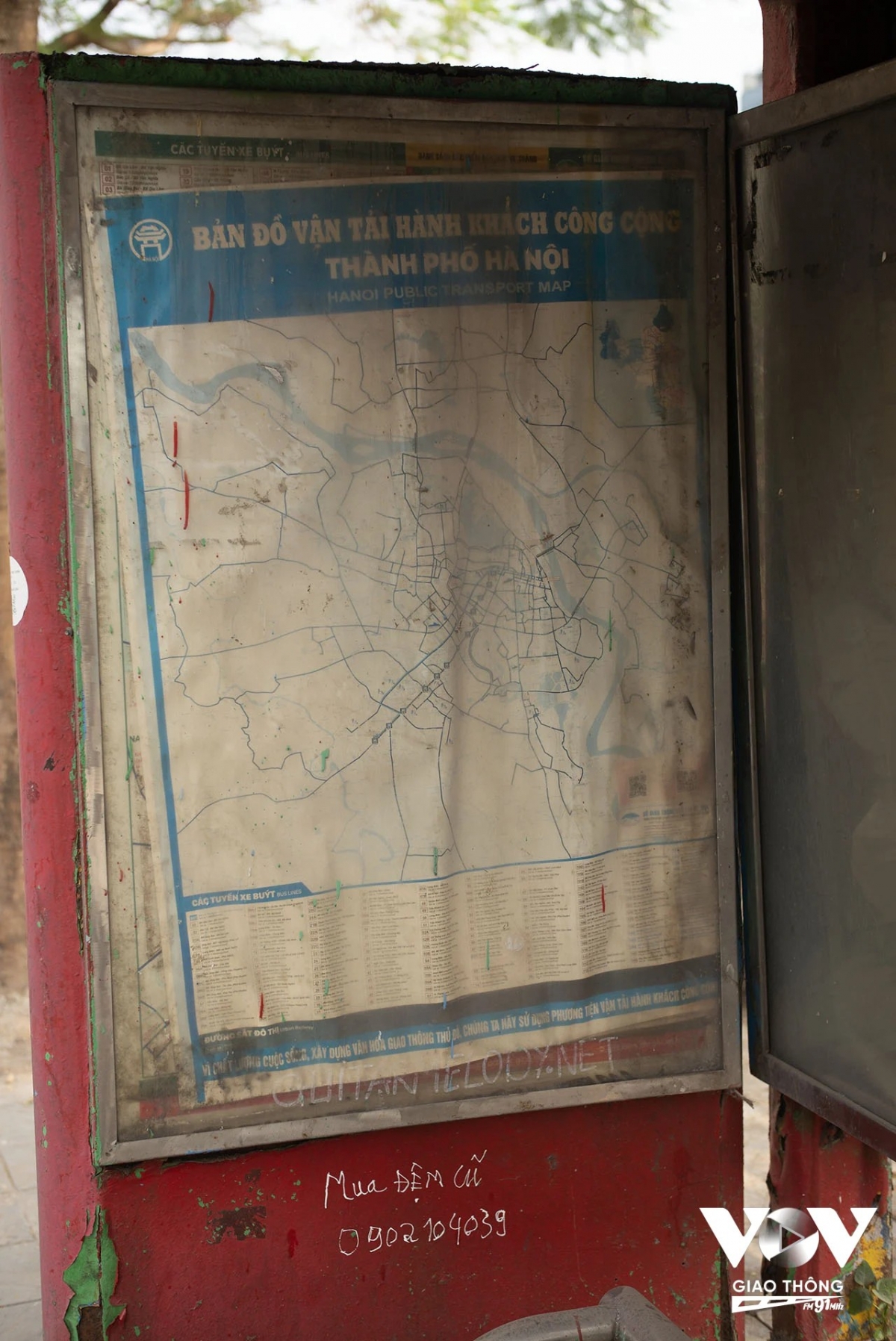 Hỏng hóc, xuống cấp không được sửa chữa, thay thế, khiến những nhà chờ này luôn trong tình trạng nhếch nhác, gây mất mỹ quan đô thị