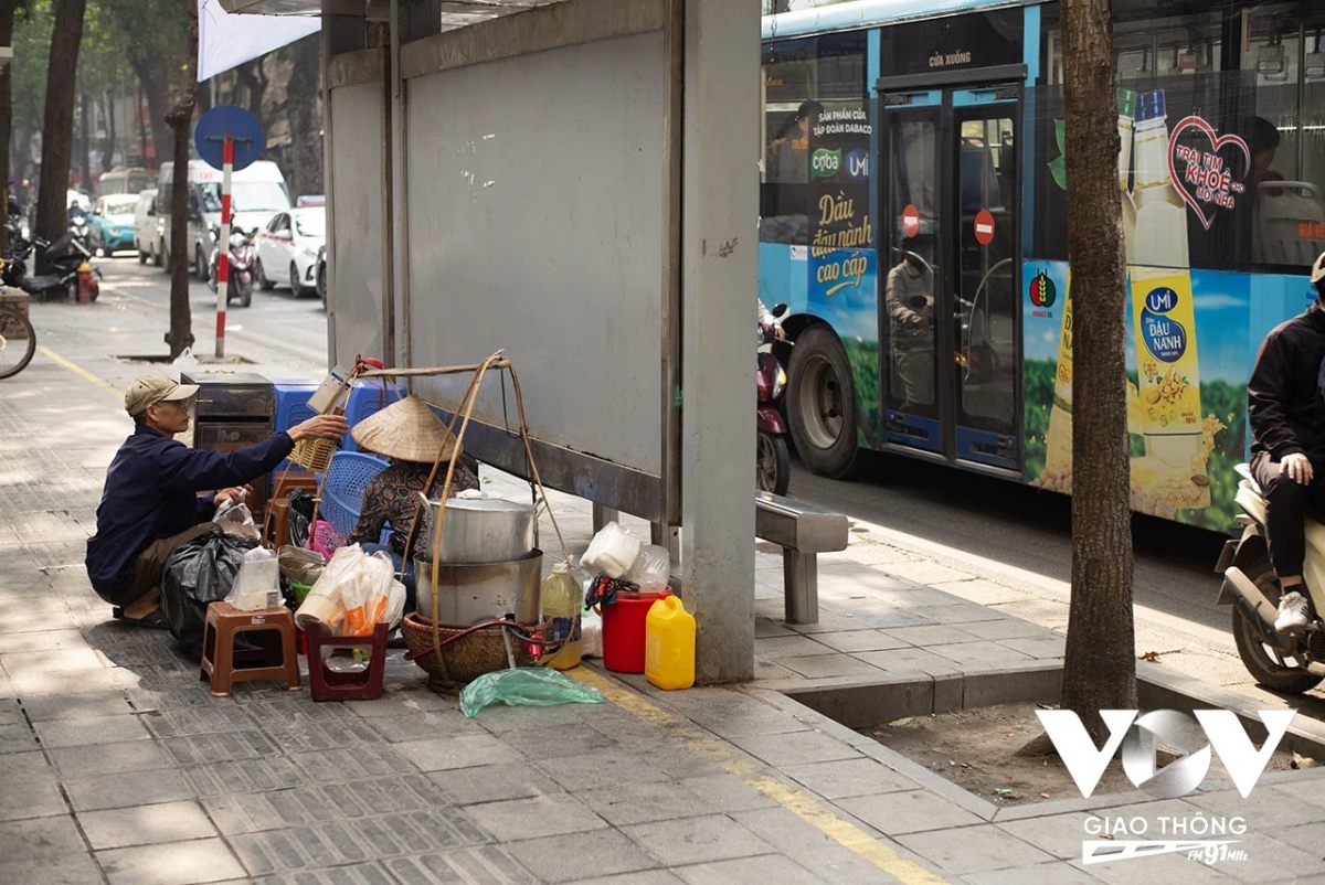 Thậm chí nhiều nhà chờ trở thành nơi bán hàng ăn uống