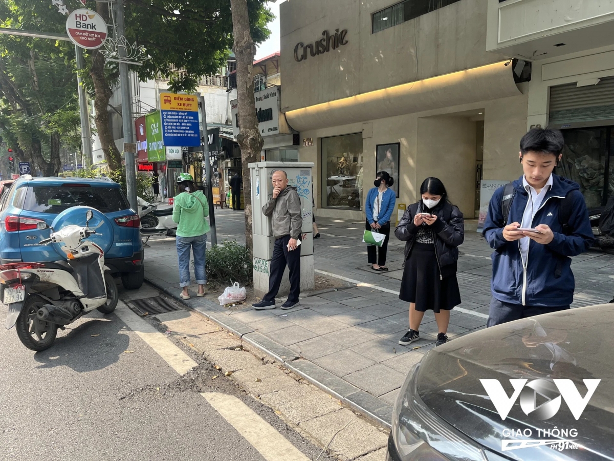 Nhiều nơi bị dịch vụ trông xe lấn chiếm khiến việc vào đón khách rất khó khăn