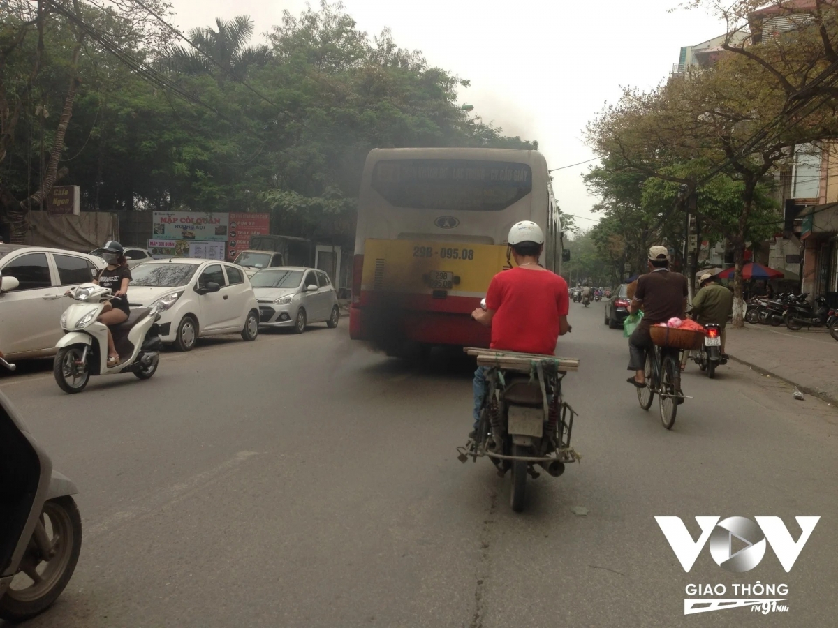 Hầu hết xe buýt hiện nay đều là động cơ dầu...Không đảm bảo về tiêu chuẩn khí thải. Đây cũng là một trong những phương tiện gây ô nhiễm môi trường đô thị nghiêm trọng...