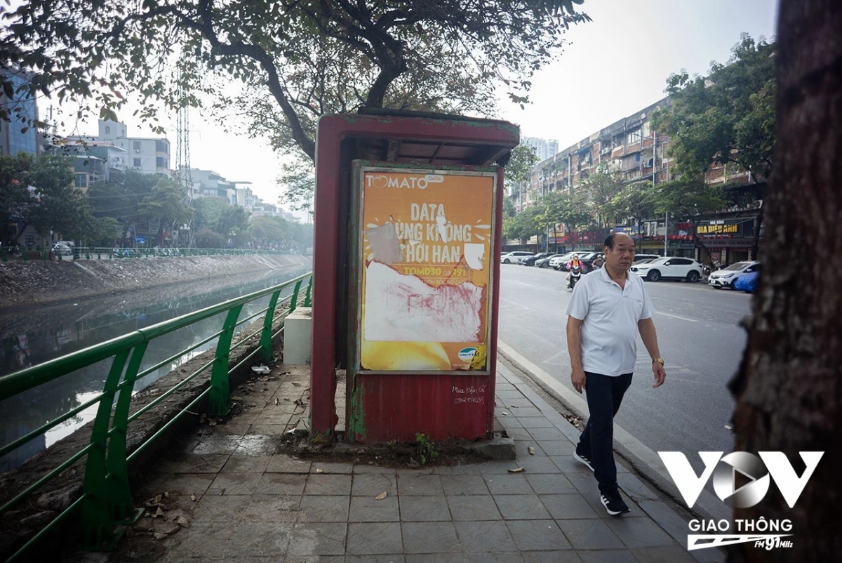 Bên cạnh đó, một trong những vấn đề có thể nhìn thấy hằng ngày và tác động trực tiếp tới chất lượng dịch vụ của loại hình giao thông công cộng này là nhiều nhà chờ luôn trong tình trạng bẩn thỉu, nhếch nhác, xuống cấp nghiêm trọng