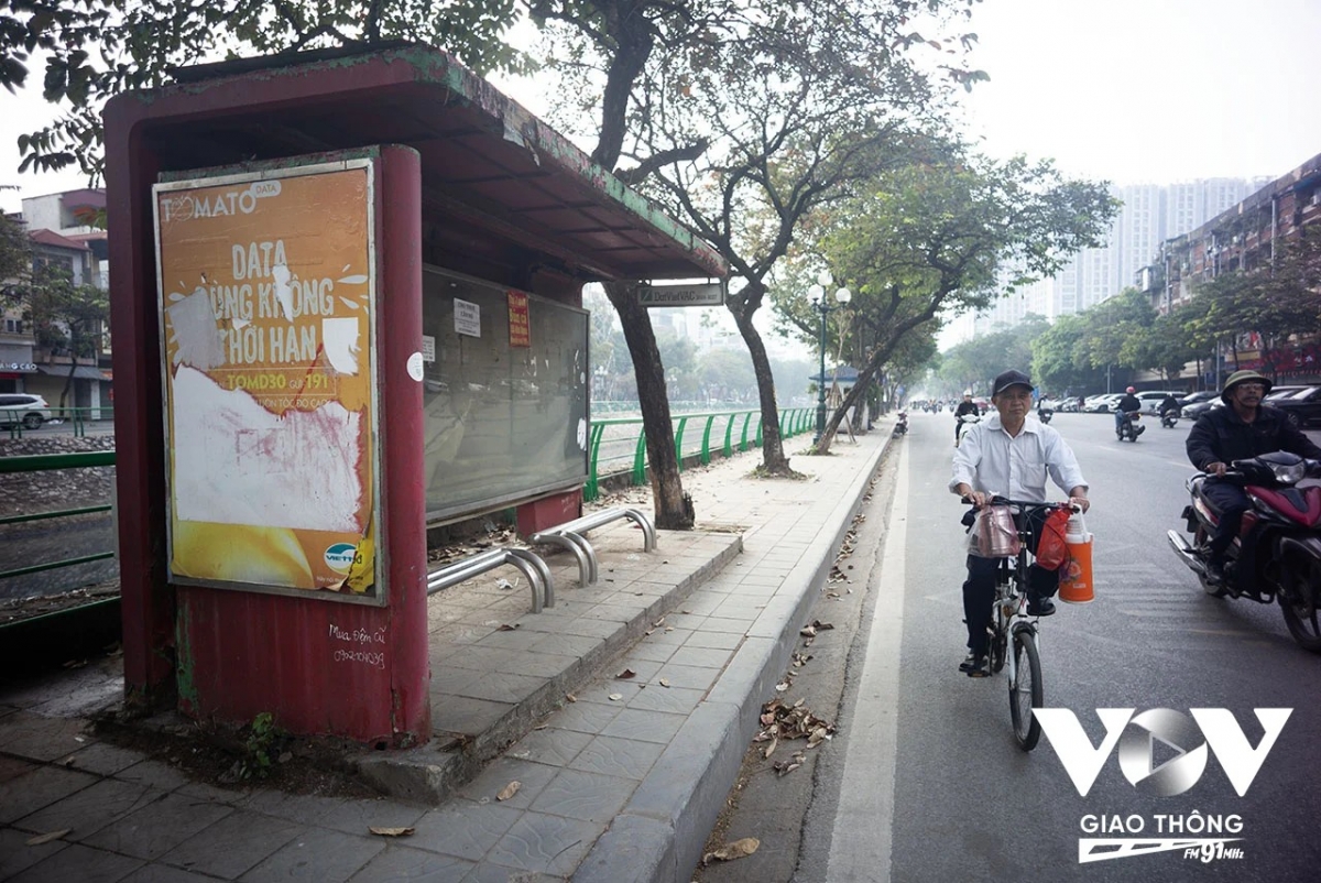 Hầu như các nhà chờ xe buýt không được vệ sinh, sửa chữa khi hư hỏng, xuống cấp vì sử dụng lâu ngày