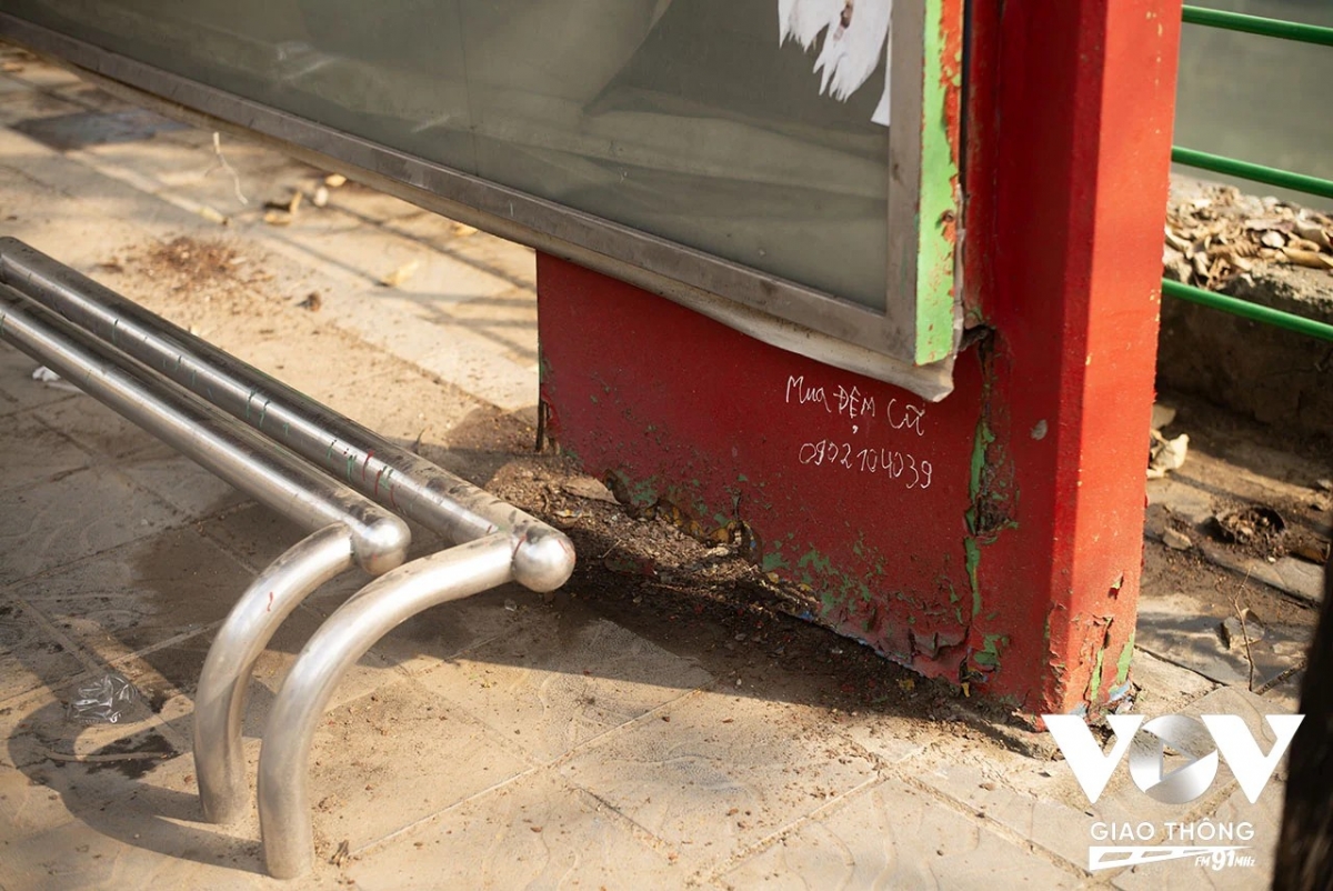 Sơn bong tróc, gỉ sét, xập xệ, bám đầy bụi bặm