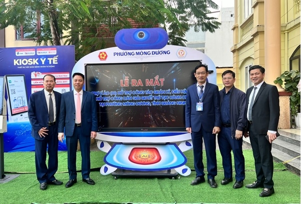 Công ty Nhiệt điện Mông Dương trao tặng tivi cảm ứng tích hợp trợ lý ảo cho UBND phường Mông Dương