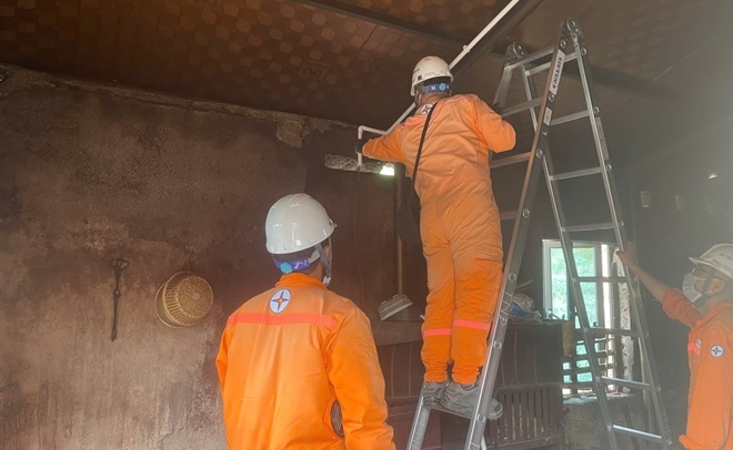 Công ty Nhiệt điện Mông Dương sửa chữa đường điện sinh hoạt cho người dân