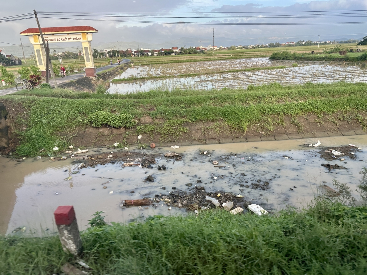 Nhiều đoạn kênh mương dẫn nước bị đất, bùn, rác bồi lấp cần được nạo vét khơi thông