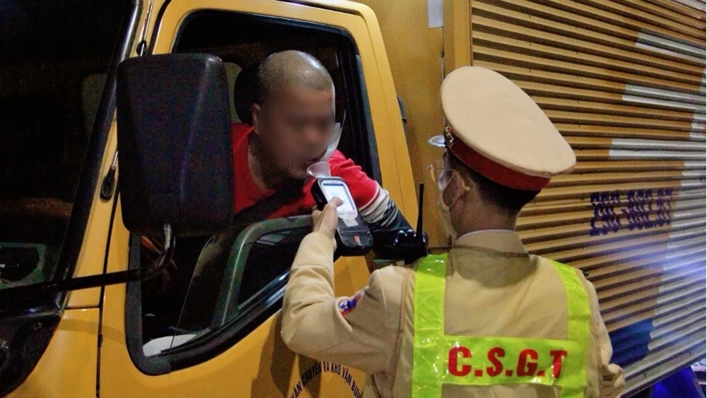 CSGT kiểm soát nồng độ cồn đối với tài xế xe tải trên phố Đội Cấn, tối 6/12/2025