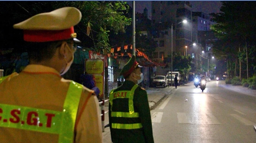 Đội CSGT đường bộ số 2 và Công an phường Ngọc Hà phối hợp thực hiện nhiệm vụ