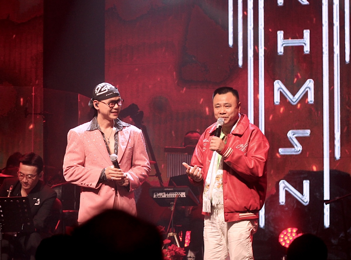 NSND Tự Long bất ngờ với món quà đặc biệt mà Phan Đinh Tùng dành cho mình.