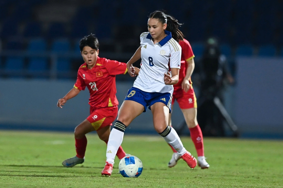Các cầu thủ nữ Philippines ưu tiên chơi chắc chắn trong những phút đầu trận (Ảnh: LB)
