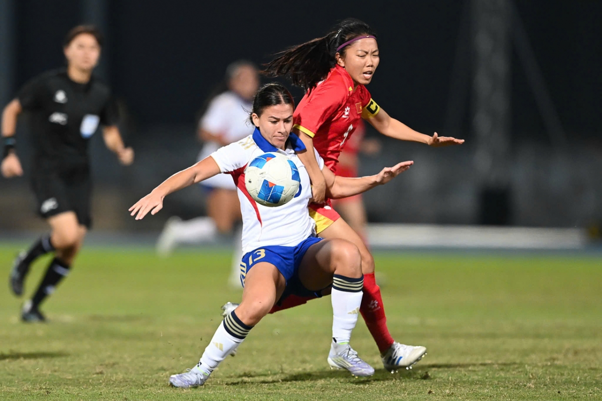 ĐT nữ Philippines vẫn phòng ngự tốt trước sức ép của ĐT nữ Việt Nam (Ảnh: LB)