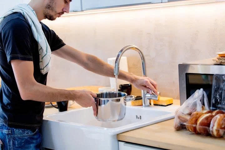 Có nên trực tiếp dùng nước máy để nấu ăn? (Ảnh: Cookist)