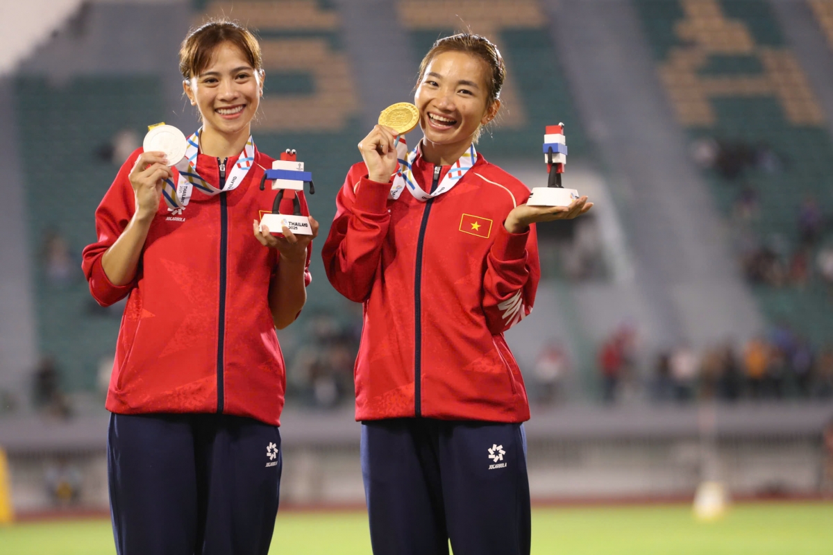 Nguyễn Thị Oanh nhận HCV chạy 3000m vượt chướng ngại vật. (Ảnh: Bùi Lượng). 