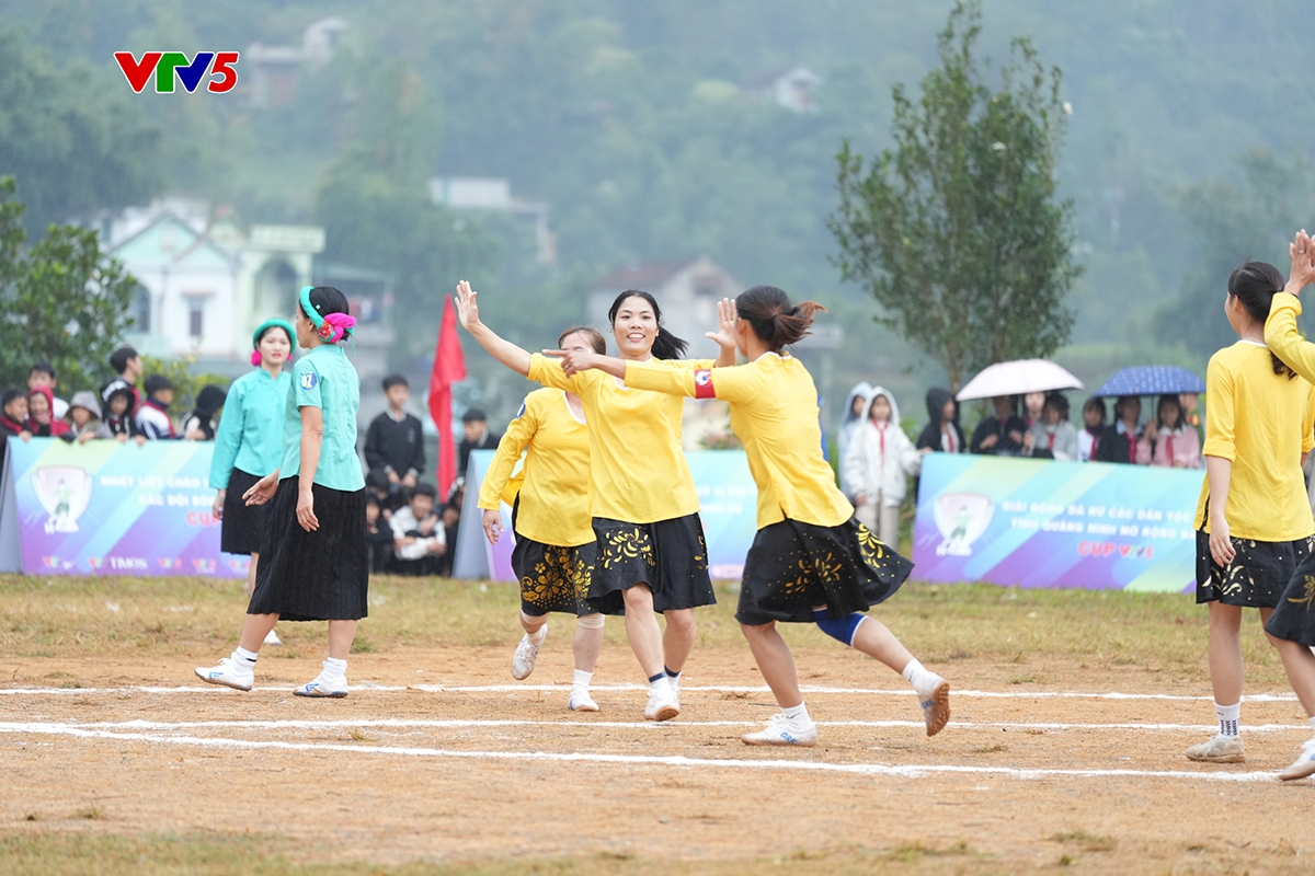 Chị em phụ nữ vùng cao mặc trang phục truyền thống đá bóng