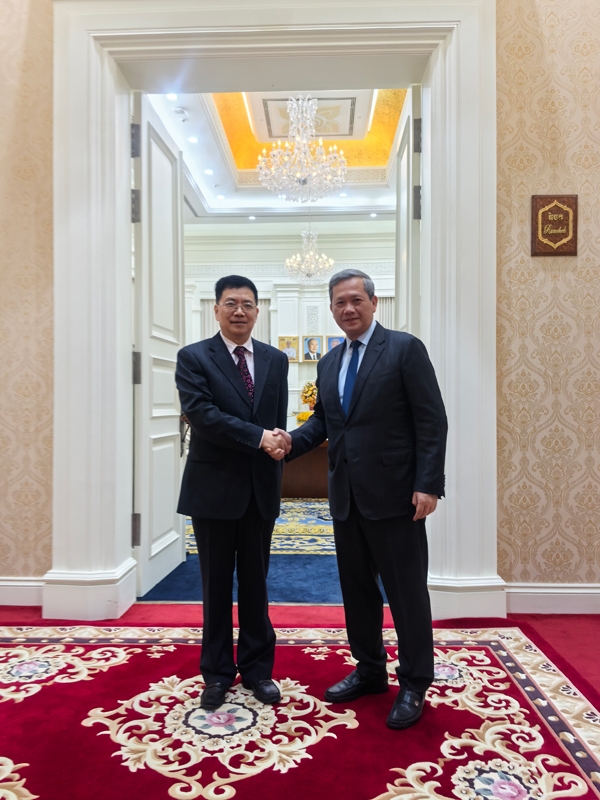 Đặc phái viên Bộ Ngoại giao Trung Quốc phụ trách các vấn đề châu Á Đặng Tích Quân gặp Thủ tướng Campuchia Hun Manet. Ảnh: Bộ Ngoại giao Trung Quốc