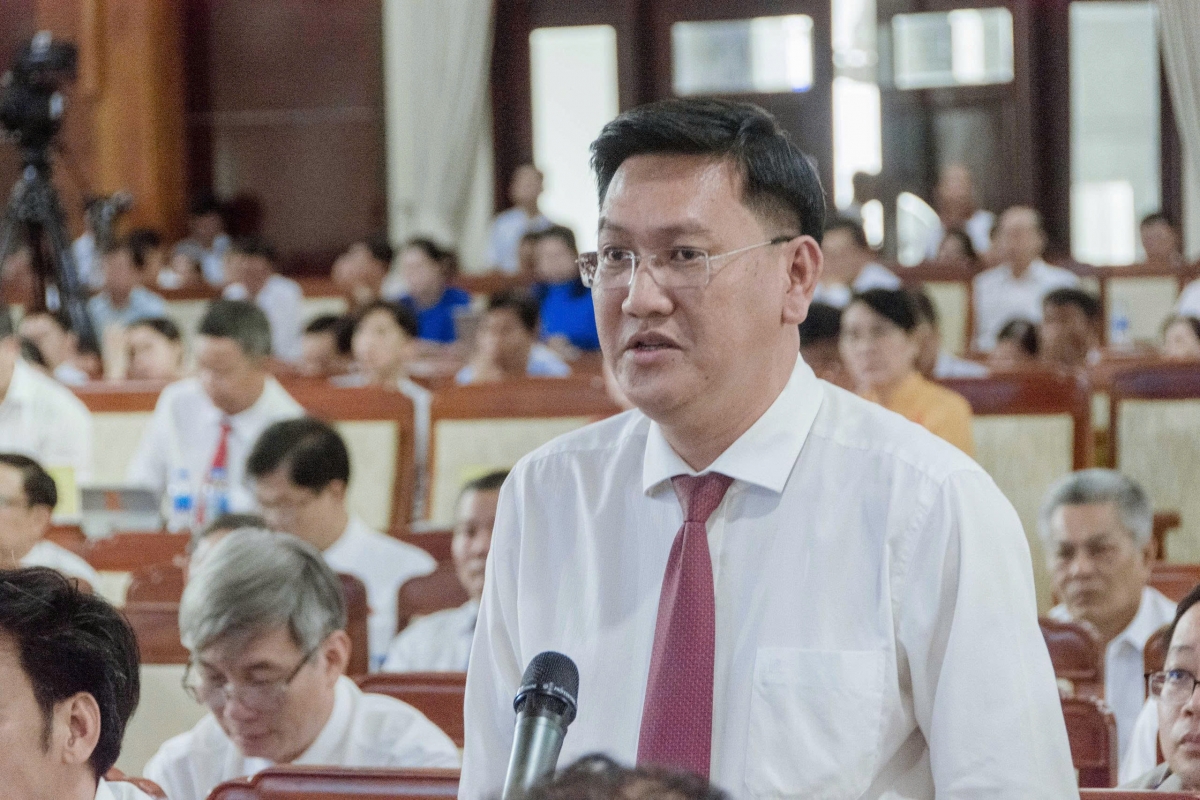 Ông Mai Văn Tân, Giám đốc Sở Xây dựng TP Cần Thơ trả lời chất vấn của đại biểu HĐND thành phố