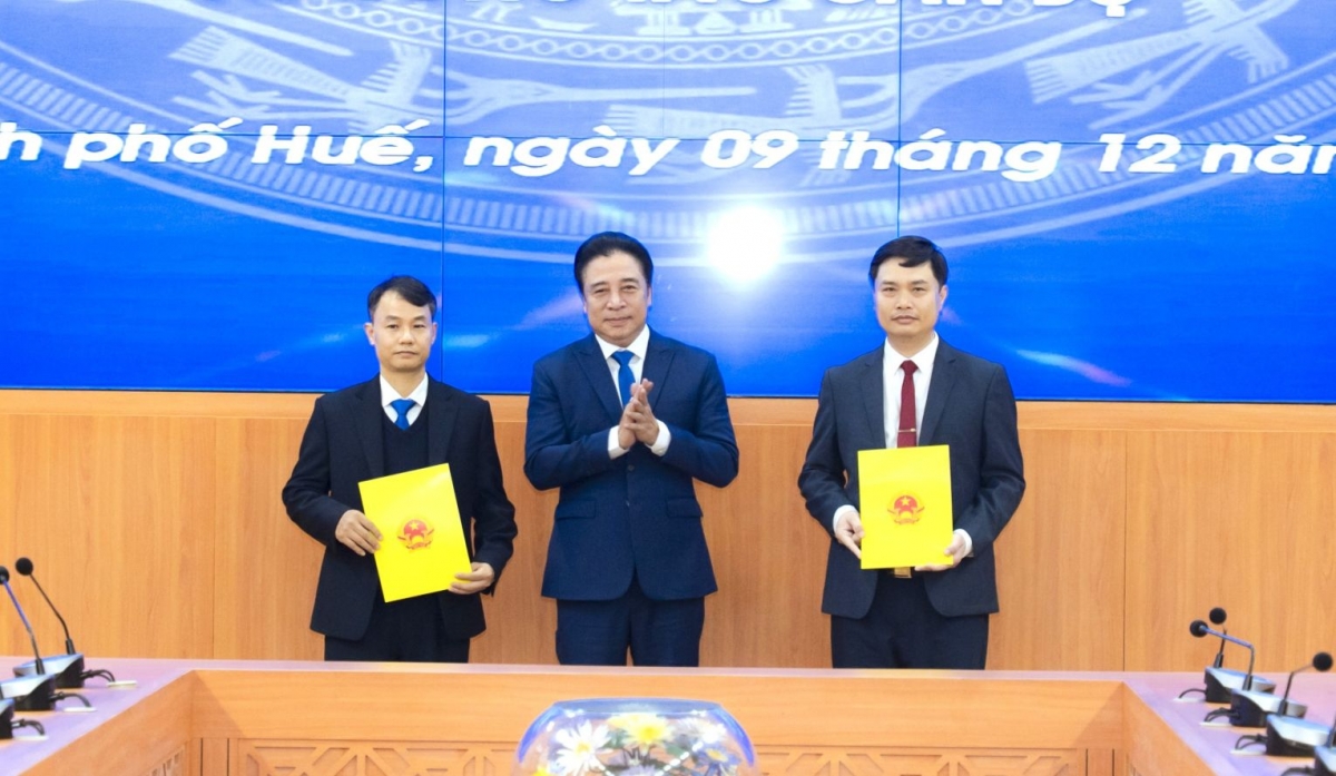 Ông Nguyễn Khắc Toàn trao quyết định bổ nhiệm đối với ông Hoàng Việt Cường (bên phải) và ông Nguyễn Quang Huy (bên trái)