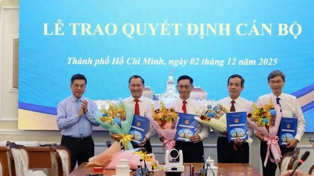 Phó Chủ tịch UBND TP.HCM Nguyễn Văn Dũng trao Quyết định tiếp nhận và bổ nhiệm các lãnh đạo Quỹ Đầu tư phát triển TP.HCM (ảnh: Hà Trang/Cổng thông tin TP.HCM)
