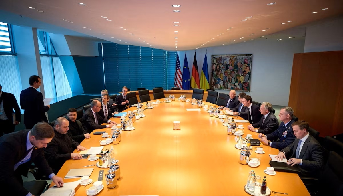 Phái đoàn Ukraine, phái đoàn Mỹ cùng các quan chức cấp cao của châu Âu tham dự cuộc đàm phán tại thủ đô Berlin, Đức. Ảnh: Reuters