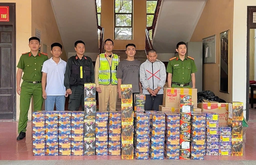 Đối tượng Nguyễn Văn Lâm và tạng vật bị bắt giữ. (Ảnh: Công an Nghệ An).