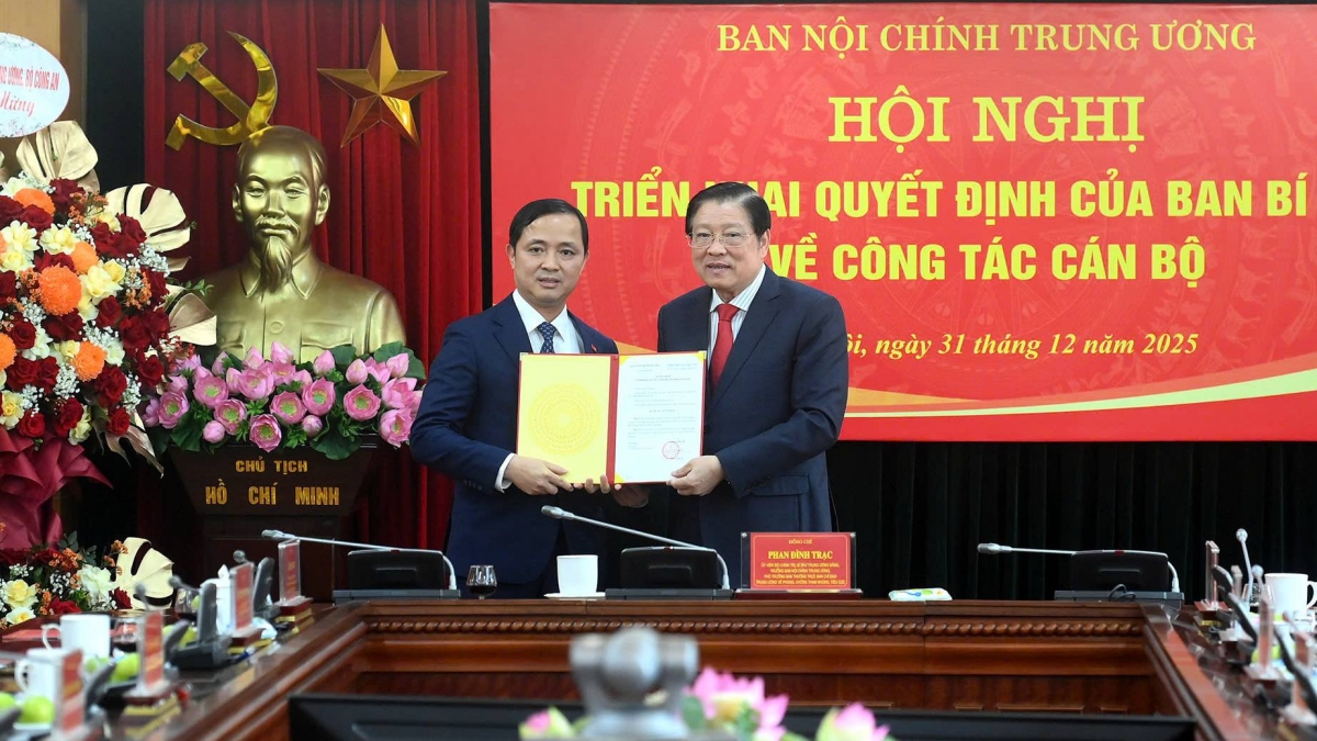 Trưởng Ban Nội chính Trung ương Phan Đình Trạc trao quyết định và tặng hoa chúc mừng ông Nguyễn Xuân Trường (Ảnh: Đăng Khoa)