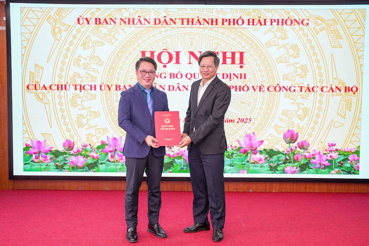 Phó chủ tịch Thường trực UBND thành phố Hải Phòng Lê Anh Quân trao quyết định cho ông Nguyễn Thành Hưng. (Ảnh: Đàm Thanh)