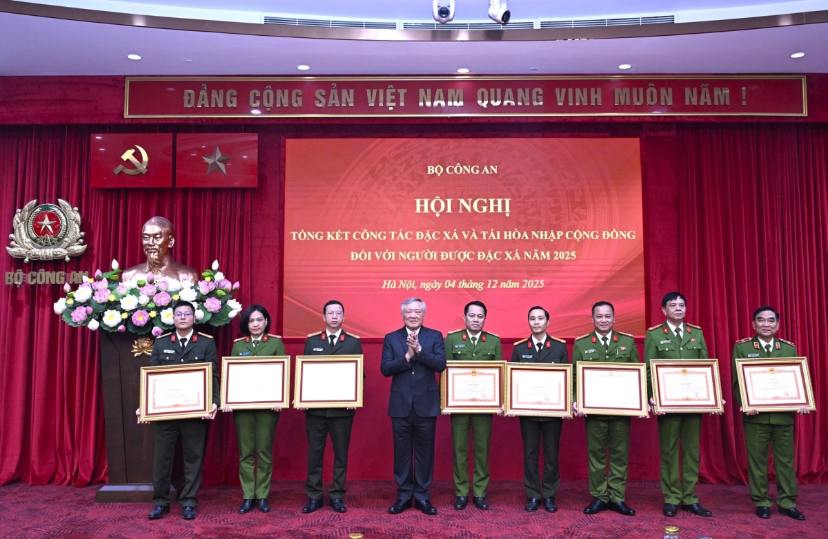 Phó Thủ tướng Thường trực Chính phủ Nguyễn Hòa Bình khen thưởng tặng các tập thể, cá nhân có thành tích xuất sắc trong công tác đặc xá năm 2025