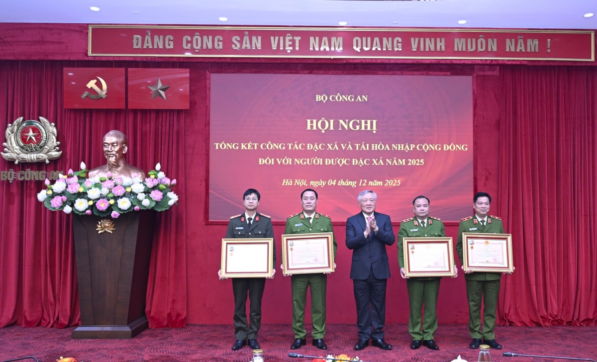 Phó Thủ tướng Thường trực Nguyễn Hòa Bình tặng bằng khen cho các cá nhân, tập thể có thành tích