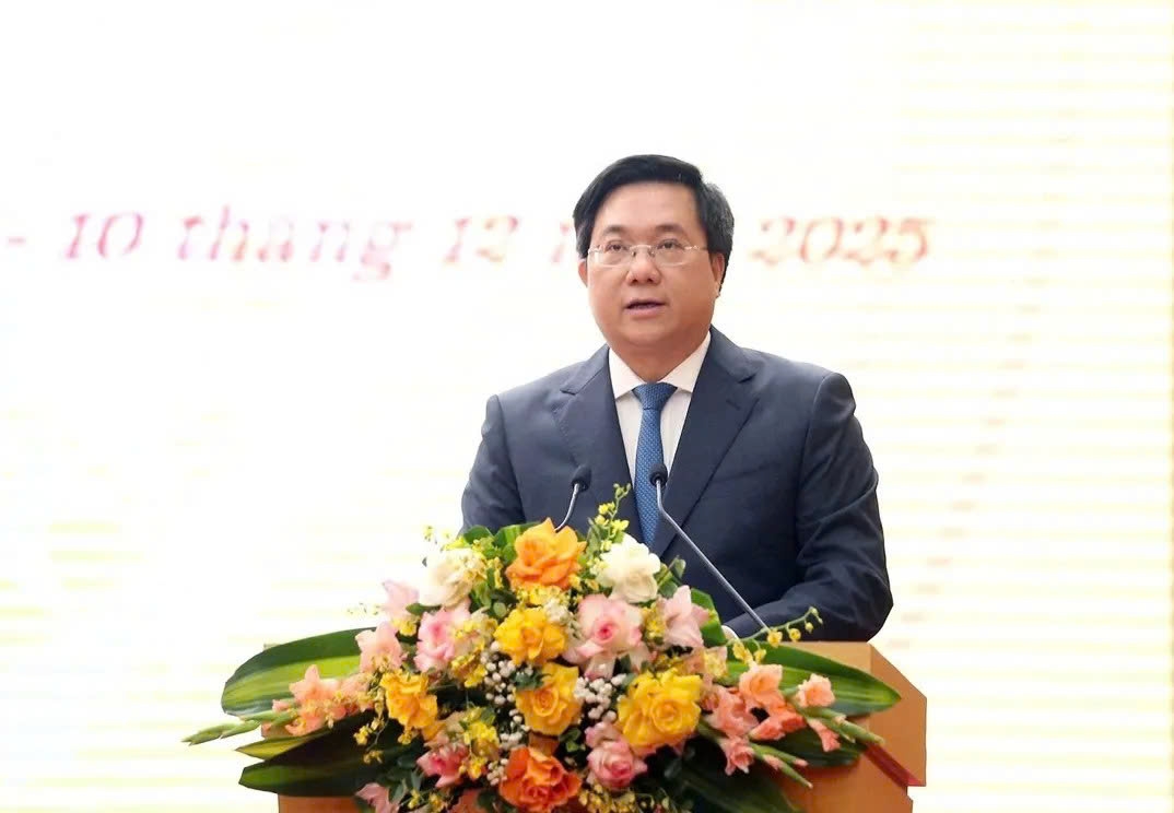 Chủ tịch UBND tỉnh Trần Duy Đông báo cáo kết quả phát triển kinh tế - xã hội năm 2025. Ảnh: phutho.gov.