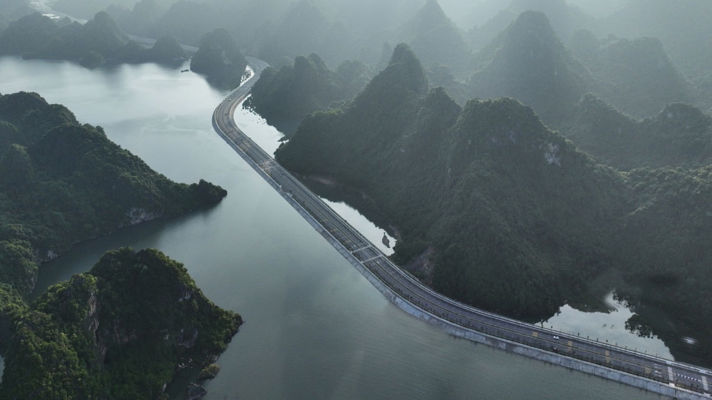 Tuyến đường bao biển Hạ Long - Cẩm Phả đi qua phường Quang Hanh nổi bật với cảnh quan thiên nhiên thơ mộng, tạo sức hút đối với các nhà đầu tư và các dự án phát triển dịch vụ du lịch.