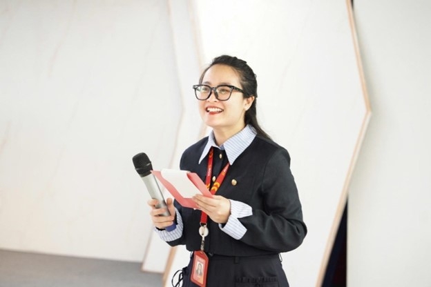 Ngọc Ánh trong vai trò MC tại một sự kiện nội bộ của ROX Group