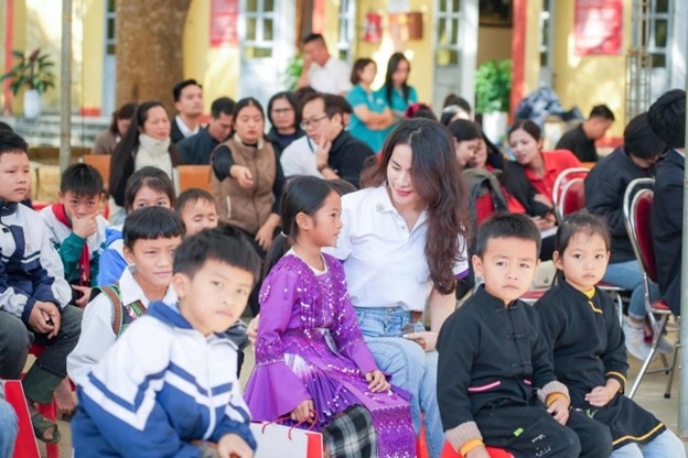 Quỳnh Vinh (áo trắng) trong hành trình ROX Share - Cùng em tới trường tại Lào Cai