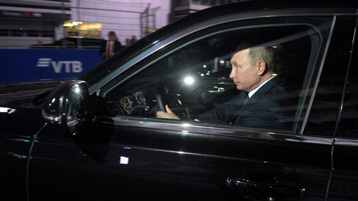 Ông Putin lái chiếc Aurus trên đường đua Sochi Autodrom vào năm 2018. Ảnh: TASS