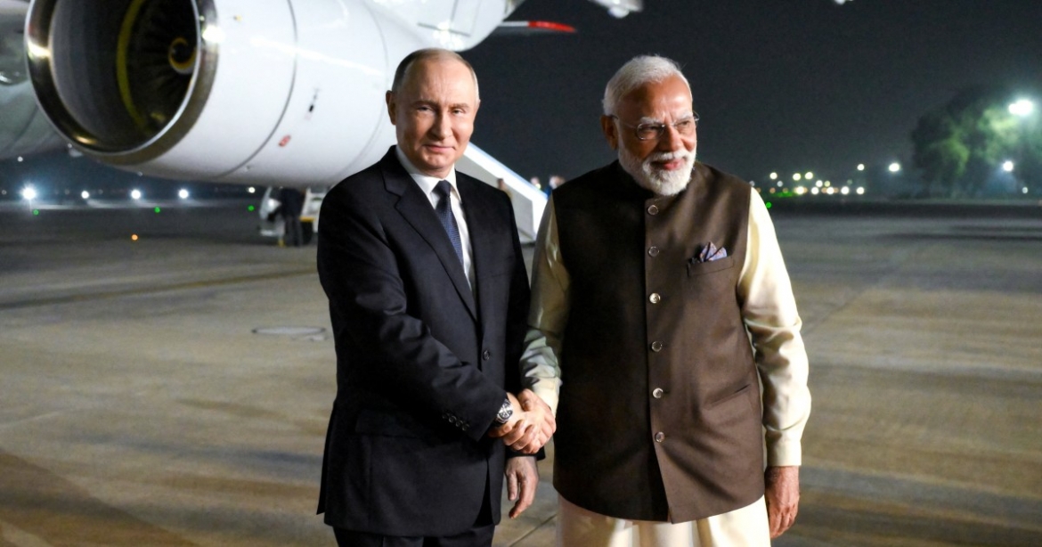 Thủ tướng Ấn Độ Narendra Modi trực tiếp đón Tổng thống Nga Vladimir Putin tại sân bay tối ngày 4/12/2025. Ảnh: ANI