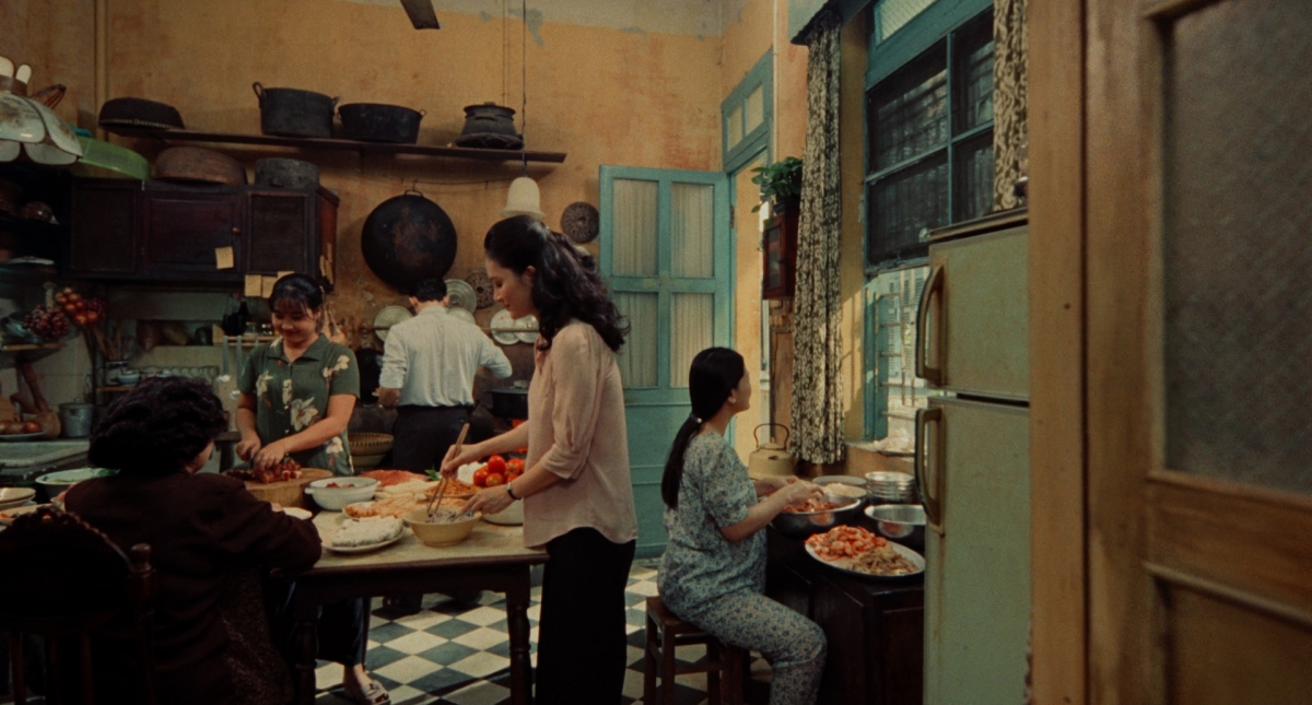 Mỗi người một tay, ai cũng bận rộn nhưng không ai quên nở nụ cười. Sự ấm áp, rộn ràng lan tỏa từ căn bếp sáng đèn của Kỳ Nam đến sân thượng đầy gió, nơi tiếng cười hòa vào ánh mắt hạnh phúc của đôi vợ chồng trẻ và sự chúc phúc chân thành của mọi người xung quanh.