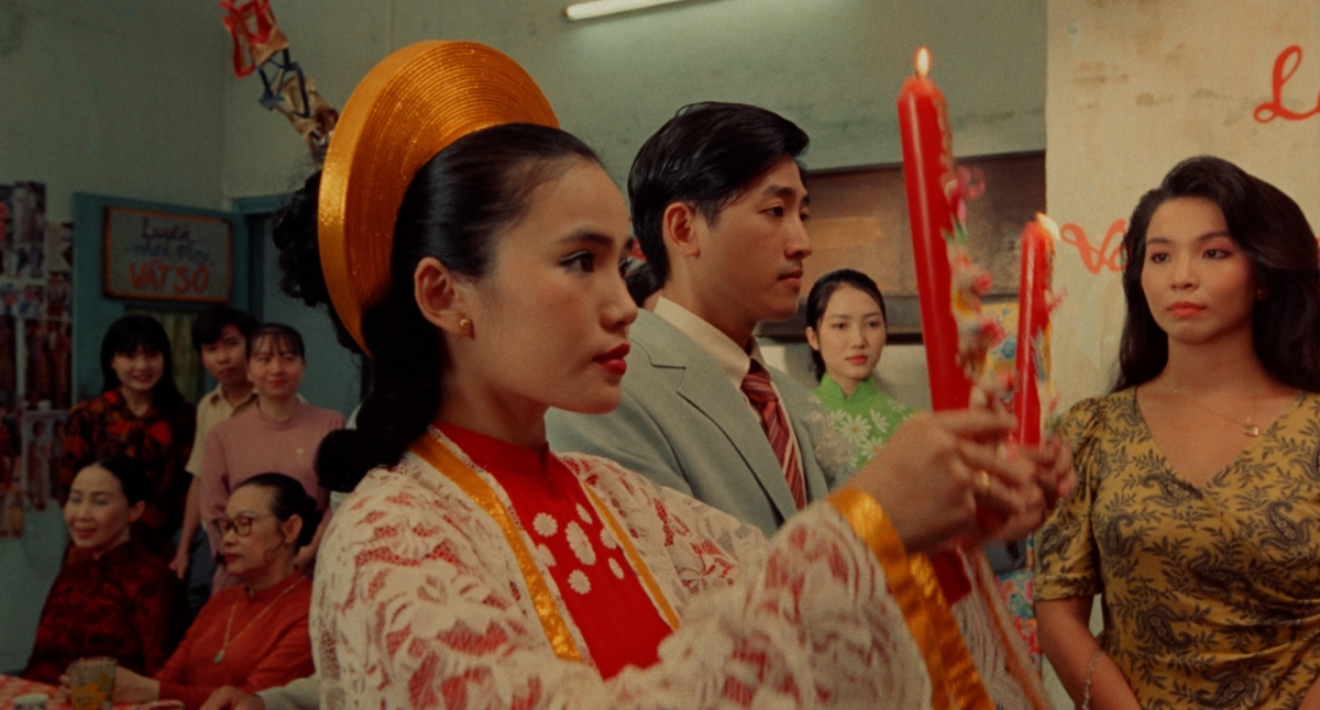 Bộ phim với gam màu trầm ấm, hoài niệm đã tái hiện lại trọn vẹn vẻ đẹp giản dị, mộc mạc của một đám cưới thời bao cấp – thứ ký ức gắn liền với nhiều thế hệ Việt Nam.