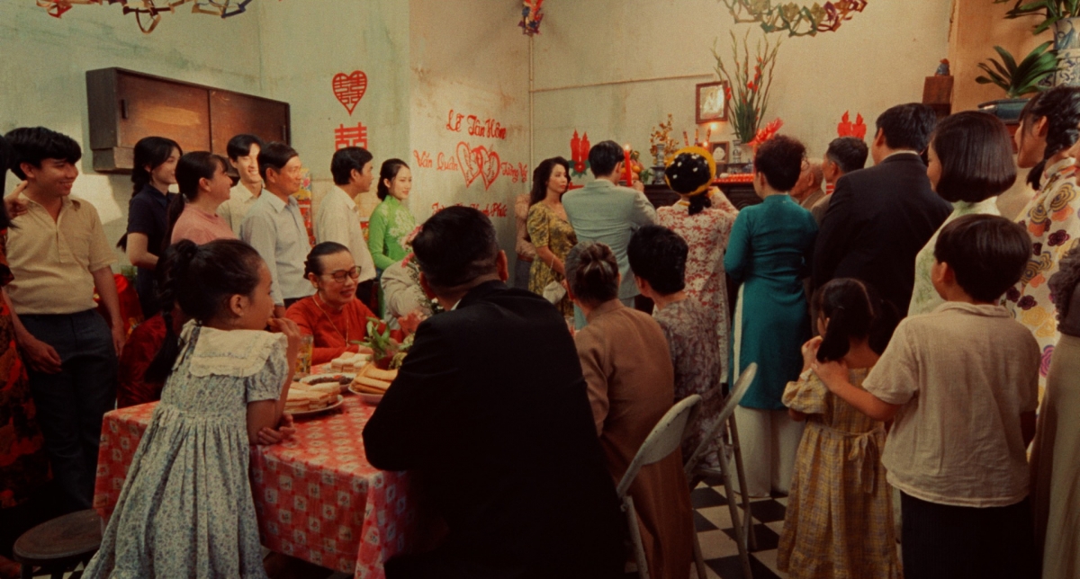 Đám cưới hiện lên như những trang album cũ của cha mẹ thời xưa: một đoàn rước dâu thật dài nối nhau trên cầu thang cư xá cũ; những lồng đèn giấy đỏ và khung giấy chữ hỷ dán dọc hành lang dẫn vào căn hộ nhỏ nơi đôi vợ chồng trẻ bắt đầu cuộc sống chung.