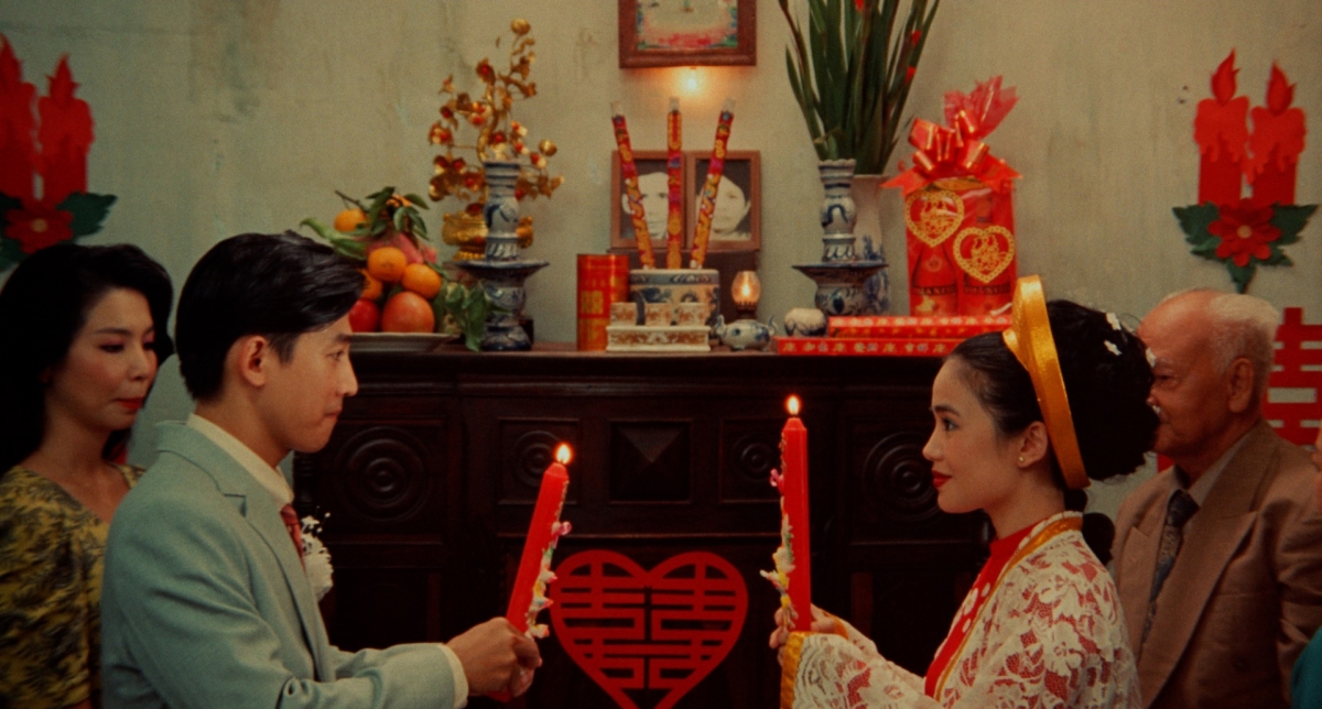 Tất cả đều thấm đẫm màu sắc của một thời khó khăn mà chan chứa tình người.