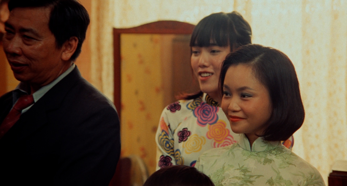 Không gian gợi lên cảm giác gần gũi, thân thương – một ngày vui không chỉ thuộc về hai gia đình mà của cả khu cư xá.