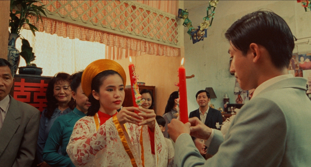 Cảnh đám cưới không chỉ được xây dựng bằng hình ảnh hoài niệm mà còn chứa đựng sự chữa lành và kết nối.