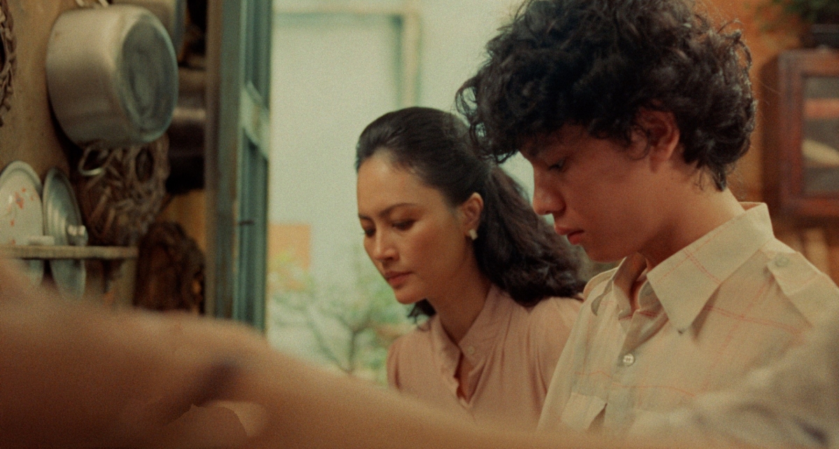 Bên trong căn hộ, căn bếp của Kỳ Nam trở thành trái tim của ngày vui. Tiếng nồi chảo, tiếng người trò chuyện vang lên rộn ràng. Những bàn tay nhanh nhẹn chuẩn bị các món ngon nóng hổi được bày ra đĩa để mang lên sân thượng.