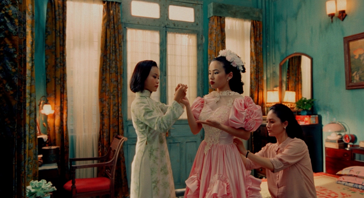 Trong ngày vui ấy, Kỳ Nam – người phụ nữ vốn quen sống lặng lẽ – lại trở thành người âm thầm cáng đáng nhiều phần việc. Không chỉ đứng bếp chính, cô còn tự tay cặm cụi sửa lại váy cưới cho cô dâu, tận tâm dặn cô dâu và phụ dâu ăn chút gì trước khi tiếp khách để giữ sức.