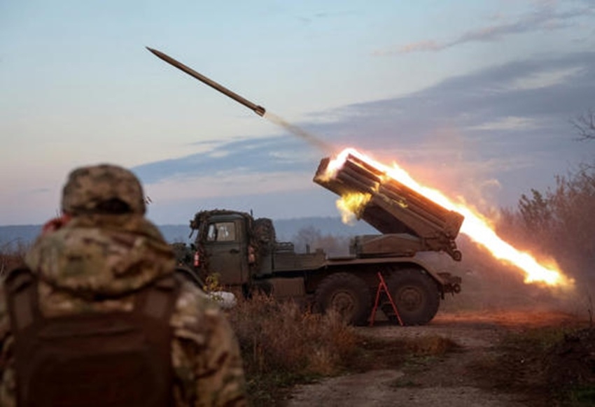 Quân nhân Ukraine nổ súng về phía quân đội Nga gần thị trấn tiền tuyến Kostiantynivka ở Ukraine. Ảnh: Reuters