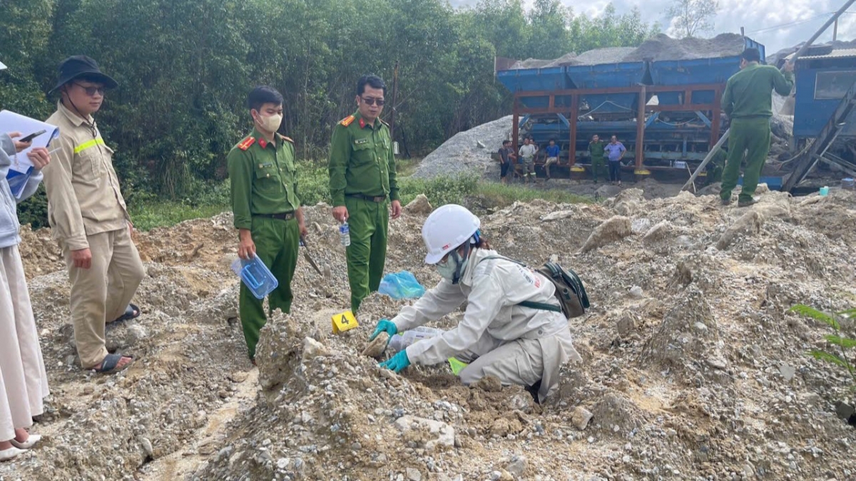 Lực lượng Công an tỉnh Quảng Ngãi khám nghiệm hiện trường, thu giữ các mẫu chất thải phục vụ điều tra, xử lý. 