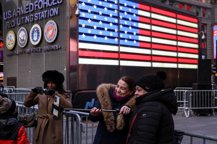 Quảng trường Thời đại ở thành phố New York dự kiến đón hàng triệu người tham gia sự kiện đếm ngược và thả quả cầu pha lê đón chào Năm mới. Ảnh: Reuters